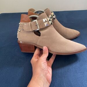 Steve Madden Zenna Taupe Leather Ankle Boots w/Silver Studs size 9.5M